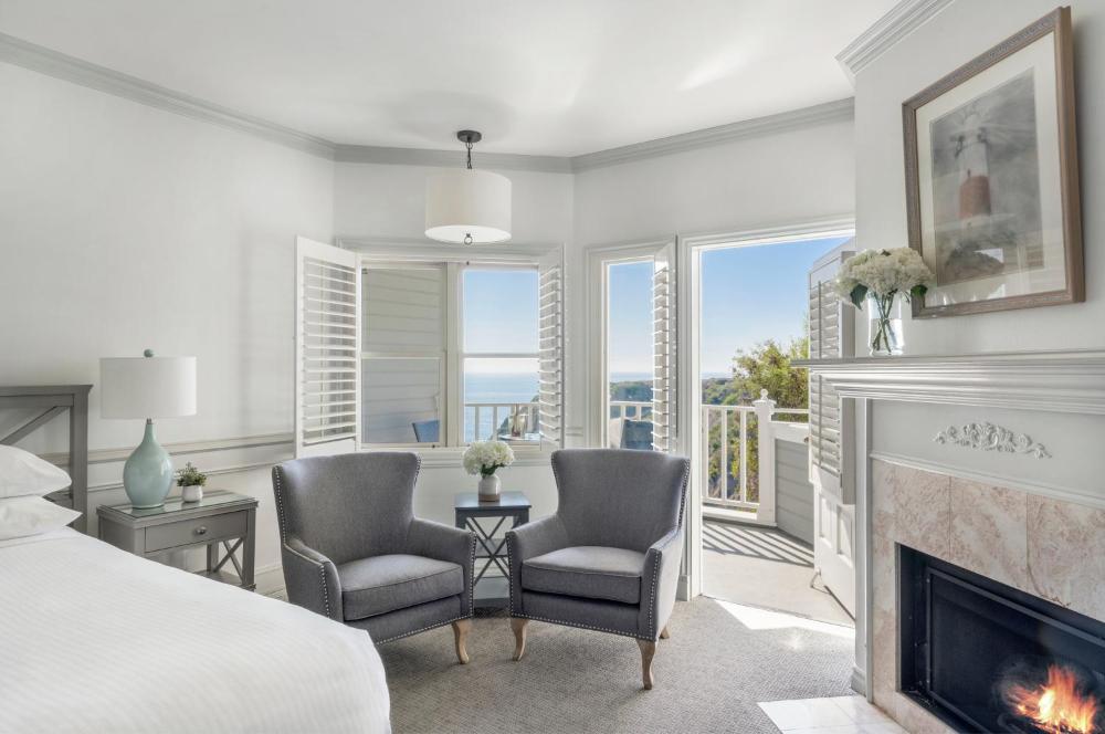 Pacific Edge Deluxe + Balcony interior